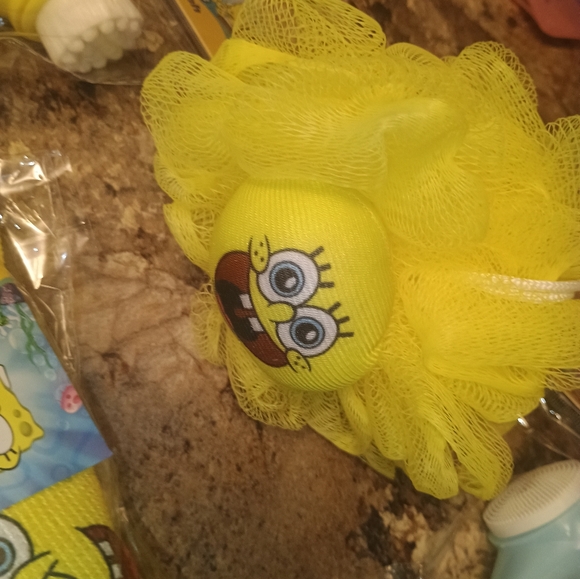 SpongeBob beauty set includes microfiber hair towel two facial brushes and match - Picture 3 of 5